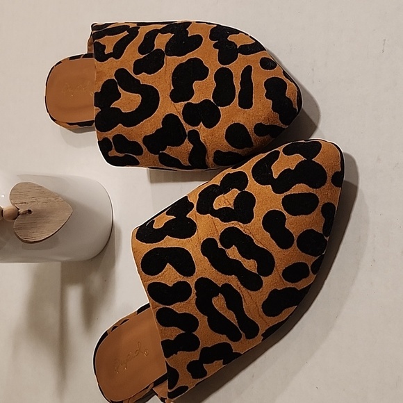 QUPID Cheetah Asymmetrical Slip On  Mule Flat Loafers Size 6.5 - Picture 1 of 6
